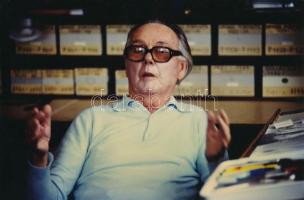 Hervé, Rodolf (1957-2000): Victor Vasarely a műtermében. Fotó, hátoldalán pecséttel jelzett. 16x24 cm. / Hervé, Rodolf (1957-2000): Victor Vasarely in his studio. Photo, signed with stamp on the reverse. 16x24 cm