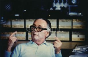 Hervé, Rodolf (1957-2000): Victor Vasarely a műtermében. Fotó, hátoldalán pecséttel jelzett. 16x24 cm. / Hervé, Rodolf (1957-2000): Victor Vasarely in his studio. Photo, signed with stamp on the reverse. 16x24 cm