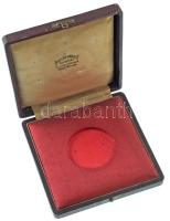 ~1950. Rákosi-címeres aranyozott, dombornyomott fedelű Boczán Károly gyártói tok, 50mm-es fészekkel