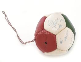 1982-es labdarúgó világbajnokságon szerepelt magyar válogatott tagjainak aláírásai: Törőcsík András, Mészáros Ferenc, Garaba Imre, Csapó Károly, Varga József stb., össz. 14 autográf aláírással, piros-fehér-zöld mini bőr labdán