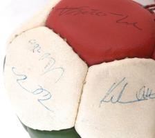 1982-es labdarúgó világbajnokságon szerepelt magyar válogatott tagjainak aláírásai: Törőcsík András,...