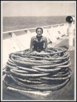 1934 Fürdőruhás hölgy hajó fedélzetén, kartonra kasírozott fotó, a kartonon dedikációval (,,A Földkö...