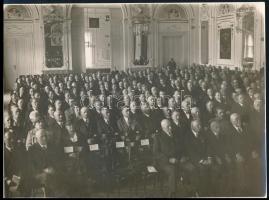 1937 Budapest, a Művezetők Országos Szövetsége 40 éves fennállása alkalmából tartott díszközgyűlés a Budai Vigadóban, nagyméretű fotó, Beller Rezső fényképész ,,Kurir" fotóriport vállalat pecsétjével jelzett, a hátoldalon kézzel írt sorok Kratochvil vagy Kratochwill (?) aláírással, 23x17 cm