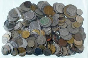 Vegyes, főleg külföldi érmetétel mintegy ~1kg súlyban, T:vegyes Mixed, mostly foreign coin lot (~1kg) C:mixed