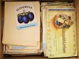 Egy doboznyi vegyes borcímke és italcímke