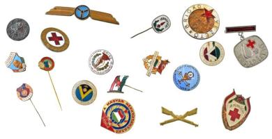 18db-os vegyes zománcozott és festett magyar és külföldi szocialista jelvény tétel, közte "Brigádvezető" zománcozott fém jelvény pótolt tűvel (31mm) T:AU-XF