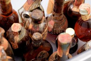 70 darabos kivételes vegyes mini ital gyűjtemény az 1930-as évektől kezdődően, közte sok bontatlan e...