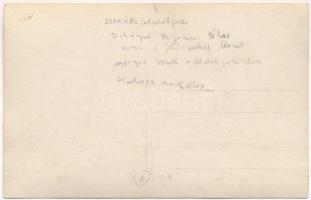 Kolozs megye, Judetul Cluj (?); szarufa feldolgozó üzem belseje munkásokkal, gyár belső, "A doh...