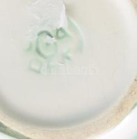 Gorka Iparművészeti vállalatos váza, jelzett, talpánál lepattanással, m: 13 cm