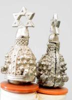 Modern tóra tekercs, díszes bársonyban