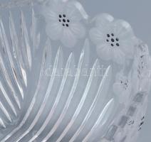 Ólomkristály kínáló. Savmaratott és festett díszítéssel, 17x17,5x10,5 cm