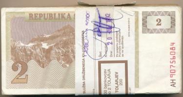 Szlovénia 1990. 2T (97x) eredeti, sérült banki kötegelővel T:F-G Slovenia 1990. 2 Tolarja (97x) with original, damaged banknote wrapper C:F-G Krause P#2