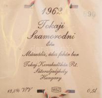 1962 Tokaji Szamorodni édes, Tokaji Kereskedőház Rt. Sátoraljaújhely, 0,5 l sorszámozott, jelzett, b...