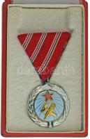 1954. "Munka Érdemérem" zománcozott bronz kitüntetés mellszalagon, eredeti tokban T:AU NMK 606.