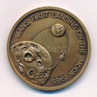 Amerikai Egyesült Államok 1969. "Az első ember holdraszállása a holdra / Apollo11 - Neil Armstrong, Michael Collins, Edwin Aldrin" kétoldalas bronz emlékérem (38mm) T:AU USA 1969. "Mans first landing on the moon / Apollo11 - Neil Armstrong, Michael Collins, Edwin Aldrin" two-sided bronze commemorative medallion (38mm) C:AU