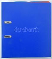 Sötétkék színű két gyűrűs bankjegy album, benne 36db régi típusú színes (kék, piros, áttetsző) műanyag bugyis-berakólappal (ebből 33db hármasosztású 3db kettesosztású és 4db függőleges kettesosztású) használt, de jó állapotban, a borítón pici sérülések, több lap elszíneződött