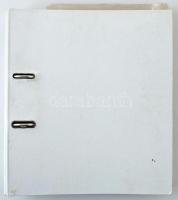 Fehér színű két gyűrűs bankjegy album, benne 47db régi típusú színes műanyag bugyis-berakólappal (ebből 28db négyesosztású, 14db hármasosztású, 5db kettesosztású) használt, de jó állapotban, a borítón sérülések, több lap elszíneződött