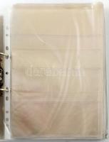 Fehér színű két gyűrűs bankjegy album, benne 47db régi típusú színes műanyag bugyis-berakólappal (eb...