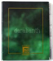 Zöld színű négy gyűrűs karton borítású érmetartó album, benne 13db 4x5 férőhelyes műanyag berakólappal (összesen 260db 50x50mm-es négyzet alakú karton érmetartóhoz) használt, de jó állapotban, a borítón sérülések