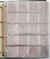 Zöld színű négy gyűrűs karton borítású érmetartó album, benne 13db 4x5 férőhelyes műanyag berakólapp...