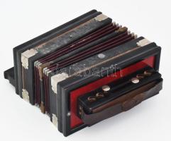 Régi német harmonika, sérüléssel, szétesett, jelzett