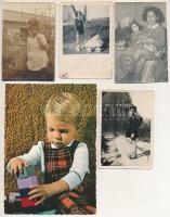 24 db VEGYES fotó és képeslap: gyermekek és játékok