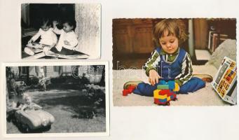 24 db VEGYES fotó és képeslap: gyermekek és játékok