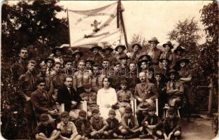 Magyar cserkészek csoportja, "Előre Nagymagyarországért! Légy résen" feliratos zászlóval, irredenta / Hungarian boy scouts group photo (vágott / cut)