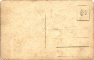 Magyar cserkészek csoportja, "Előre Nagymagyarországért! Légy résen" feliratos zászlóval, ...