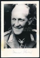 Werner Schröer (1918-1985) német Luftwaffe pilóta, repülő ász (114 légi győzelem), a Vaskereszt Lovagkeresztjének (tölgyfalombokkal és kardokkal) kitüntetettje autográf aláírása őt ábrázoló képen (későbbi előhívás), 18x12,5 cm / Autograph signature of Werner Schröer (1918-1985) German Luftwaffe pilot, fighter ace (237 aerial victories), recipient of the Knight's Cross of the Iron Cross (with Oak Leaves and Swords), on a photo (later copy), 18x12.5 cm