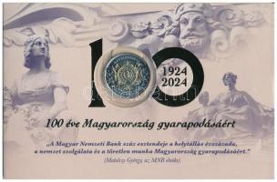 2024. 100Ft "100 éves a Magyar Nemzeti Bank" első napi veret díszcsomagolásban "07485" T:UNC