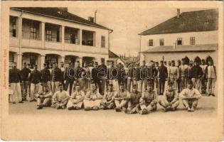 Eger, K. u. k. katonák a laktanya udvarán. Baross nyomda (EB)