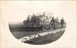 Vadászok a zsákmánnyal / Hunters with prey. photo (gyűrődés / crease)
