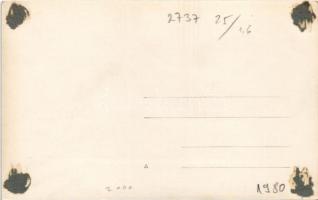 Vadászok a zsákmánnyal / Hunters with prey. photo (gyűrődés / crease)