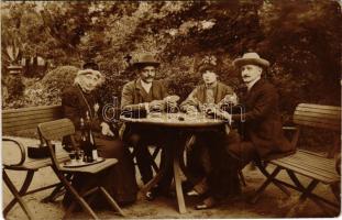 Kártyázók a szabadban / Card players outdoors. photo (kopott sarkak / worn corners)