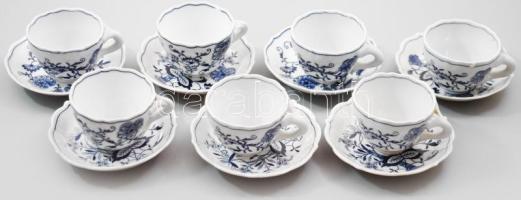 7 darab hagymamintás csésze alátéttel, különféle jelzésekkel, d: 10,5 cm, több javítással.