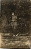 Vadász a zsákmánnyal / Hunter with prey. photo (vágott / cut)