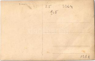 Vadász a zsákmánnyal / Hunter with prey. photo (vágott / cut)