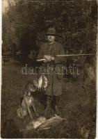Vadász a zsákmánnyal / Hunter with prey. Hungária Fényképészet (Győr) photo (vágott / cut)