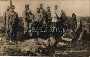 Elesettek temetése. Hofmann cs. és kir. altábornagy hadcsoportja felvétele. Hadifénykép Kiállítás, Hadsegélyező Hivatal kiadványa / WWI Austro-Hungarian K.u.K. military funeral, dead bodies of soldiers (kopott sarkak / worn corners)