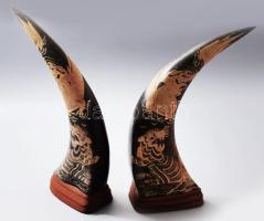 Kínai faragott vízibivaly szarv pár, szemeknél hiánnyal, fa talpon, m: 37 cm