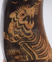 Kínai faragott vízibivaly szarv pár, szemeknél hiánnyal, fa talpon, m: 37 cm