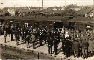 Osztrák-magyar és német katonák egy vasútállomáson, katonazenekar, gőzmozdony, vonat, kórházvonat / WWI Austro-Hungarian and German K.u.K. military, soldiers at the railway station, military music band, locomotive, hospital train. photo (EK)