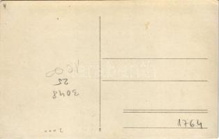 Osztrák-magyar és német katonák egy vasútállomáson, katonazenekar, gőzmozdony, vonat, kórházvonat / ...