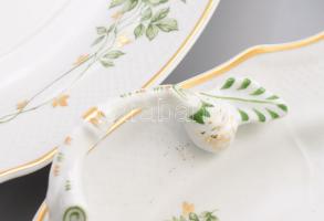 Hollóházi Erika mintás 82 részes étkészlet. Jelzett, jó darabokkal, kis kopással