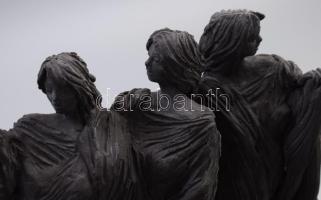 Három grácia. Festett kerámia, márvány talapzaton, jelzett, apró lepattanásokkal, kezeken sérülés, m...