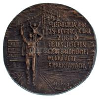 Kiss István (1927-) 1969. "Felszabadulásunk 25-ik évfordulójára Zugló fejlesztésében elért eredményes munkájáért - XIV. ker Tanácsa" bronz plakett (105mm) T:AU,XF