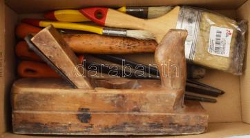 Egy doboznyi régi szerszám és ecset