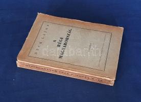 Beck Lajos:  A régi Magyarország. Budapest, 1944. Universitas Könyvkiadó Társaság (Révai Irodalmi Intézet ny.) 303 + [3] p. Egyetlen kiadás. Beck Lajos (1876-1953) jogász, függetlenségi párti országgyűlési képviselő, igazságügyi államtitkár (1917), közgazdasági és népjóléti író, pénzintézeti vezető. Politikai emlékiratában Magyarország 1849-1919 közötti korszakának politikai kényszerpályáját elemzi. A szerző saját 48-as és függetlenségi pozíciójához képest meglepő elfogulatlansággal szemléli mind a Bach-korszak magyar konzervatívjait, mind a szabadelvű Tisza Kálmánt; mind a munkapárti Tisza Istvánt. Az első világháborús magyar politikai idők belső köreinek tagjaként közelről ismerte a kor számos politikai nagyságát, a szerző beszámol Apponyi Alberttel, Ugron Gáborral, Tisza Istvánnal való személyes találkozóiról is. A függetlenségi szemléletű gazdasági szakértőt, az egykori politikust kötete kiadásának évében internálták a kistarcsai táborba. Példányunk fűzése meglazult. Fűzve, kiadói borítóban.
