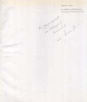 Perényi Imre: A város központja. Tervezés és rekonstrukció. (Dedikált.) Budapest, 1970. Műszaki Könyvkiadó (Révai Nyomda). 211 + [1] p. Egyetlen kiadás. Összesen 1100 példányban megjelent urbanisztikai munka dedikált példánya: "Dr. Major Jenőnek barátsággal és köszönettel: Perényi Imre. V. 6." Perényi Imre (1913-2002) építész, egyetemi tanár, a Városépítési Tanszék vezetője, Budapest főépítésze. A szerző a témában írt több egyetemi tankönyve után ezúttal az érdeklődő nagyközönség számára írta fényképekkel és urbanisztikai ábrákkal gazdagon illusztrált ismeretterjesztő könyvét. A szerző szerint a városi lakosság arányának jelentős növekedésével a városok területe kontrollálatlanul növekszik, és az eredeti városközpont már alig képes ellátni hagyományos, jóval kisebb lakosságra és városterületre tervezett funkcióit, így óhatatlanul szükséges a hagyományos városmagot átalakítani, esetleg decentralizálni. A szerző szellősebb, átláthatóbb városszerkezetet, szélesebb utakat, letisztult, dísztelen, geometrikus, kockaházas formatervezést, több zöldfelületeket sürget, példaanyagát pedig - előző munkáival szemben - már az egész világból veszi, szerepelnek itt a szovjet példák mellett angol, francia, svéd, finn, holland és amerikai urbanisztikai példák is, a mű végén pedig a szerző bemutatja a magyarországi gyakorlatot, illetve terveket egy élhetőbb városközpont kialakításának, átalakításának témájában. Prov.: Major Jenő településtörténész, földrajztudós, urbanisztikai szakíró. Gerincén feliratozott, vaknyomásos kiadói egészvászon kötésben, feliratozott, kiadói védőborítóban, a hátsó védőborítón sérüléssel. Jó példány.